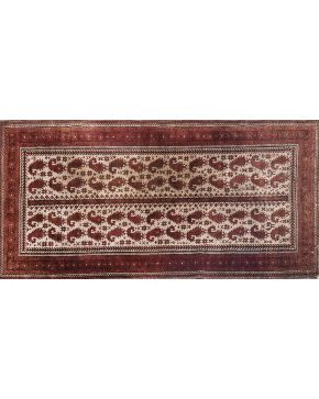 993-Alfombra persa de campo crema con paisley en rojo. rosa. marrón y negro. Cenefa con motivos geométricos en estos mismos colores.