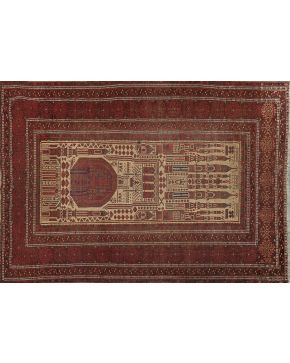 516-Alfombra persa con campo color amarillo y representación de elementos arquitectónicos en rojo. marrón y rosa. Cenefa con motivos geométricos en estos 