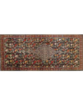 506-Gran alfombra persa de campo azul marino con medallón central de fondo crema y motivos florales de diferentes tamaños en blanco. rojo. marrón. azul. v