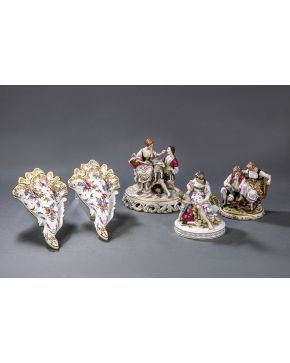 770-Pareja de floreros de colgar en porcelana esmaltada centroeuropea.