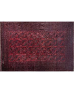 641-Gran y antigua alfombra pakistaní Bokhara o pata de elefante con decoración negra sobre fondo rojo. Triple cenefa perimetral de motivos geométricos.