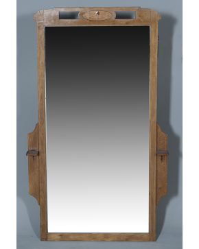 783-Espejo modernista en madera tallada con decoración de marquetería y toques de madreperla. Dos pequeños estantes laterales. Algún deterioro.