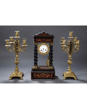 827-Reloj de pórtico con columnas salomónicas. finales del siglo XIX. En madera tallada y ebonizada con decoración de marquetería. Esfera con numeración r