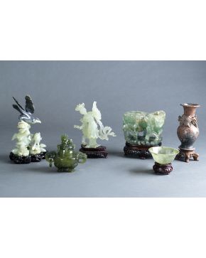 503-Lote de esculturas orientales en jade tallado. 