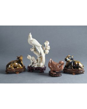 502-Lote de cuatro esculturas de animales en piedras duras: jades. ágata y aventurina. Dos representan bueyes. un ave del paraíso y un pato. Sobre peanas 