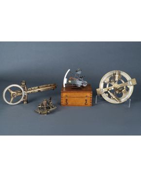 402-Lote de dos instrumentos de medición ingleses. un Reflecting Circle. y el segundo con marcas Stanley G.T. Turnstile. 1923.
