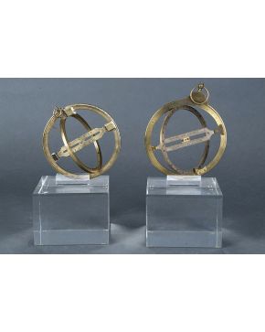 408-Lote de dos relojes del anillo universales. En bronce.
