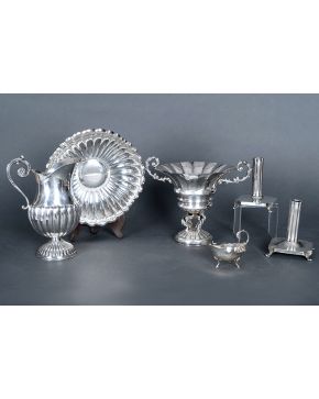 628-Lote en plata española punzonada formado por: jarra gallonada y panera cuadrangular. 