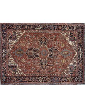 468-Importante alfombra persa en lana. Campo rosa y medallón cental estrellado. Con profusa decoración geométrica y vegetal en crema. marino. amarillo y a