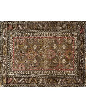 674-Alfombra persa en lana con decoración geométrica sobre campo marrón. Con doble cenefa. Colores complementarios: rojo. rosa. crema y verde.