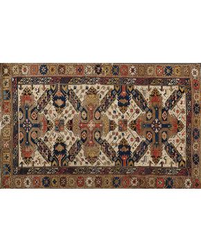 617-Antigua alfombra caucásica con decoración floral y geométrica con cruces y aspas centrales sobre campo beige. Doble cenefa. Colores complementarios: a