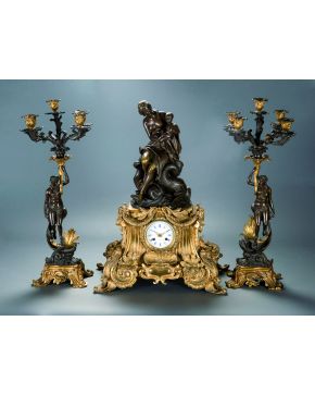 509-Importante reloj de sobremesa con guarnición de candelabros de cinco luces en bronce dorado y pavonado. Francia. segunda mitad s. XIX.