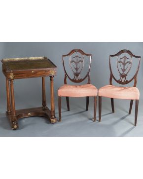677-Pareja de sillas estilo Hepplewhite. En madera tallada en su color con asiento en tapicería color salmón.