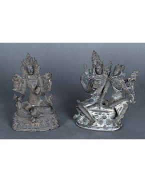 1045-Lote de dos esculturas antiguas en bronce. Nepal.