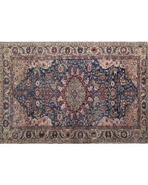 659-Antigua alfombra Kayseri. anudada a mano. Rosetón central polilobulado. Cuerpo principal sobre fondo azul oscuro cubierto de lacerías y diseños floral
