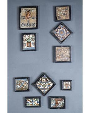 386-Lote de cinco azulejos en cerámica de arista. Triana. s. XVI. Colores azul. verde y melado. Enmarcados. 
