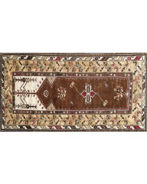 1017-Antigua alfombra Milas. anudada a mano. Oeste de Anatolia. C. 1920. Ligeros desgastes relacionados con su antigüedad. 