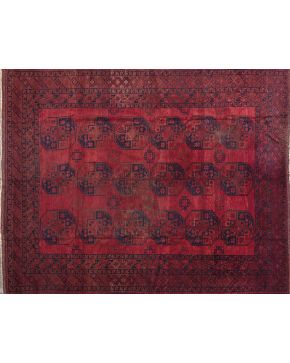 712-Antigua alfombra persa en lana Bokhara con decoración geométrica de octógonos centrales sobre campo granate.