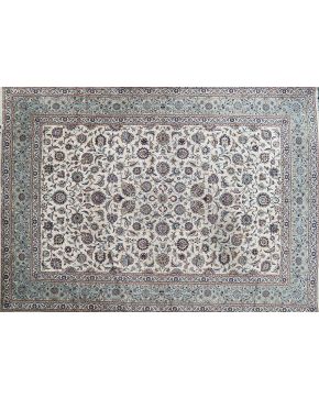 691-Gran alfombra persa Nain de elegante diseño de roleos y elementos vegetales y florales sobre campo beige.