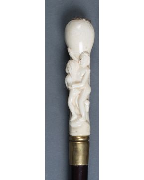 546-Bastón con escena erótica en marfil tallado. C. 1900.