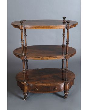 464-Mueble auxiliar inglés. s. XIX. con tres alturas en madera de palosanto con patas acabadas en rueda y cajón inferior. Alguna falta.