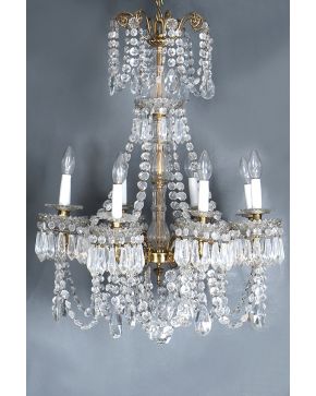564-Lámpara de techo de ocho luces en cristal con decoración de cuentas. prismas facetados y gotas colgantes. Remate de esfera.