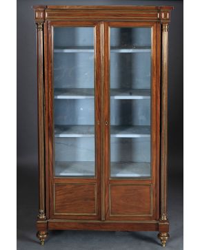 568-Vitrina estilo Directorio. doble puerta con frentes de cristal y filos en bronce dorado. Cuatro baldas interiores. Con llave. Alguna falta.