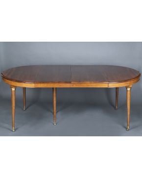 536-Lote formado por: mesa de comedor estilo Directorio en madera tallada con tablero extensible. Con 6 patas a modo de columnas terminadas en rueda y apl