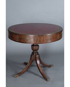 549-Mesa de tambor inglesa. en madera tallada con cajones en cintura y tapete en cuero marrón. Pie de jarrón terminado en cuatro patas acabadas en garra.