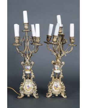 1065-Pareja de candelabros de cinco luces. ff. s. XIX.