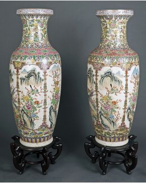 732-Gran pareja de jarrones en porcelana china esmaltada con decoración de aves en paisajes y motivos florales y vegetales. Sobre peanas en madera tallada