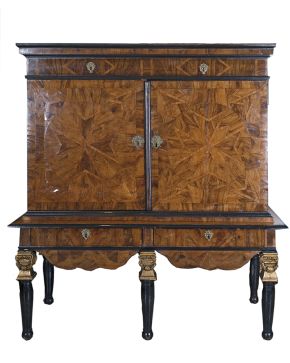 640-Cabinet en madera tallada. dorada y ebonizada. París. c.1690. 