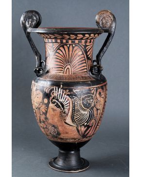 644-Gran crátera de volutas en cerámica negra con la técnica de las figuras rojas. Magna Grecia. Sur de Italia. Apulia. S. IV A. de C. Con Certificado de 
