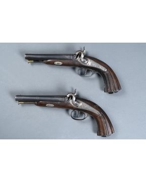 375-Pareja de pistolas españolas de pistón en excelente estado de conservación. Cañones adornados en plata con las inscripciones en letra gótica: FABRICA 