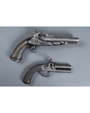 371-Muy rara pistola de española de pistón de dos cañones paralelos con seguros exteriores. Llaves de tipo miquelete con percutores cincelados en forma de