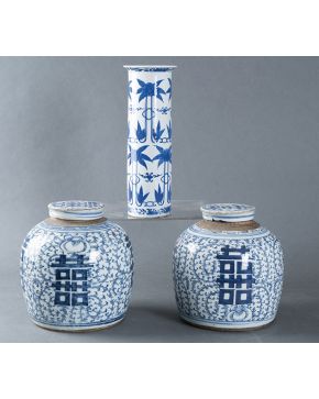 996-Lote formado por pareja de pequeños tibores y jarrón en porcelana oriental.
