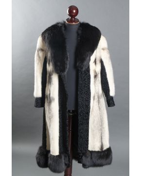 805-Abrigo de largo  de zorro blanco y negro con remates de astracán y cuello en zorro negro. Talla M.