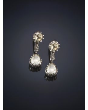 10-PENDIENTES COLGANTES DE DIAMANTES. Montura de oro blanco de 18k. 