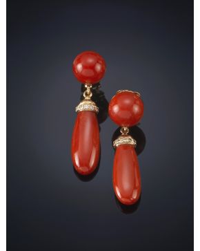 8-PENDIENTES LARGOS DE CORAL Y PAVÉ DE BRILLANTES. Firmado por Salvatore Collaro. Montura de oro amarillo de 18k.