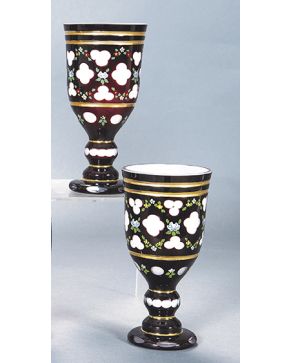 1185-Pareja de  copas en cristal de Bohemia doblado. tallado y con flores pintadas. Interior en opalina y decoración grabada de formas polilobuladas.