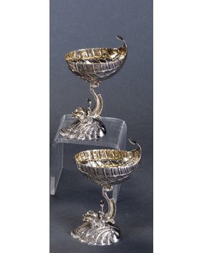 956-Decorativa pareja de navetas de plata sterling mexicana. Ley 925. Pie a modo de animal acuático sobre concha y decoración geométrica símil escamas.