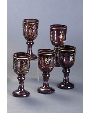 1188-Juego de cinco copas en cristal austriaco moldeado y tallado a rueda color rojo rubí con decoración floral pintada. Filos y detalles en dorado.C. 1900