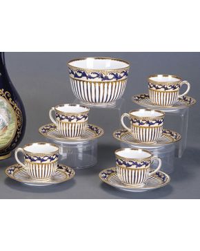995-Elegante juego de café en porcelana inglesa con numeración y marcas de Davenport. primera mitad S. XIX. Compuesto por cinco tacitas con sus platos y c