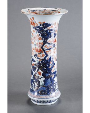1180-Jarrón alto en porcelana Imari con decoración de paisaje. Consolidaciones y faltas.