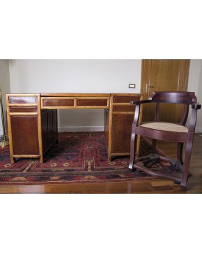 903-Lote formado por mesa escritorio en distintas maderas talladas c. 1900. Laterales con doble cajón y puerta inferior y dos cajones en cintura. Con llav