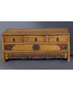 932-Mesa china en madera tallada con cajón central en cintura. Algún desperfecto.