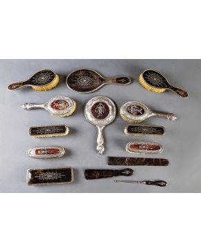 1085-Lote de dos elegantes juegos de tocador en plata inglesa punzonada y carey con marcas de Londres y de Brimingham. Profusamente decorados con cestos de