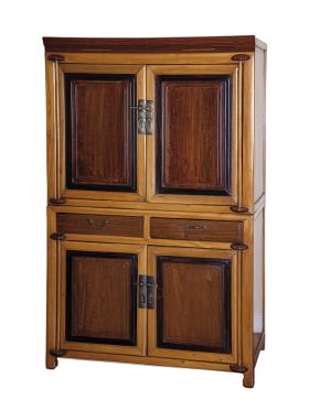 917-Mueble alacena chino en distintas maderas talladas y teñidas con parte superior e inferior con doble puerta y dos cajones en cintura. Interiores divid