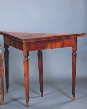 959-Mesa de juego en madera de caoba. s. XIX. con pequeños cajones en el frente. Patas acanaladas. Alguna falta.