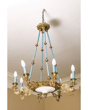 1110-Lámpara de techo de ocho luces en bronce dorado y opalina azul. s. XIX.